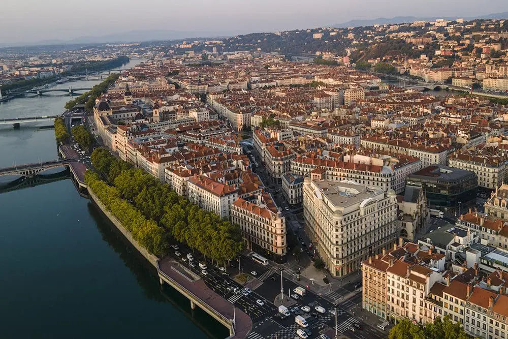 la presqu ile de lyon- Traversant la Saône, ce quartier regorge de restaurants spécialisés dans la gastronomie lyonnaise.