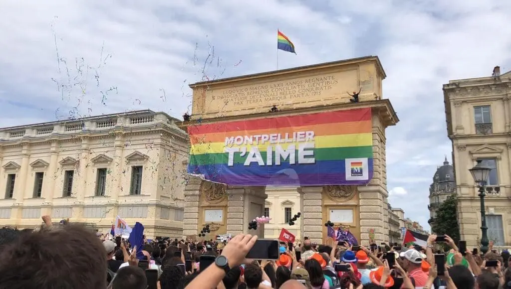 Arc de Triomphe du Peyrou avec drapeau gay Montpellier t’aime