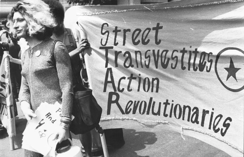 photo d’archive de Sylvia Rivera prenant la parole lors d’un rassemblement LGBTQ+