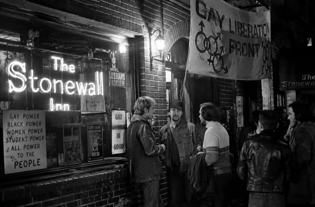 photo d’archive illustrant l’aspect historique et militant d’un bar LGBTQ+