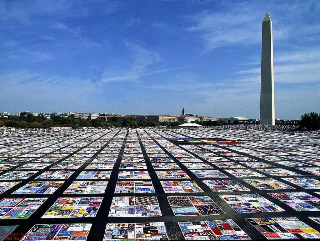photo documentaire du AIDS Memorial Quilt déployé sur le National Mall