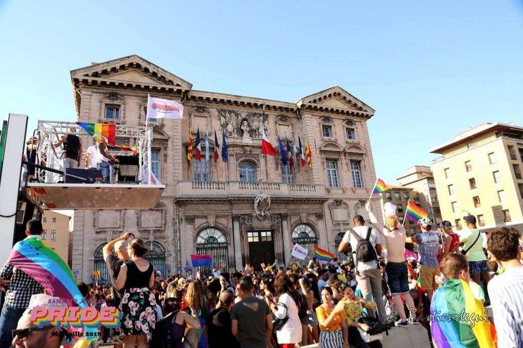 Gay pride devant la mairie de Marseille
