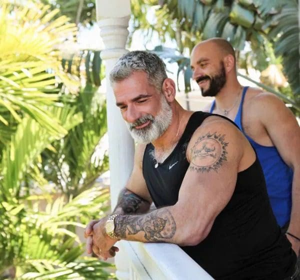 deux hommes gays mature