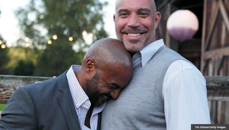Deux hommes gays interracial