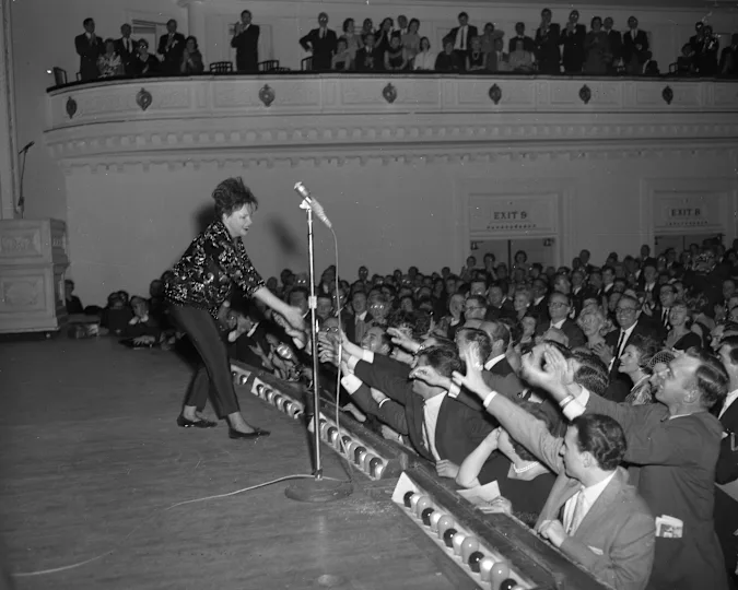 image d’archive de Judy Garland sur scène contextualisant son statut d’icône gay