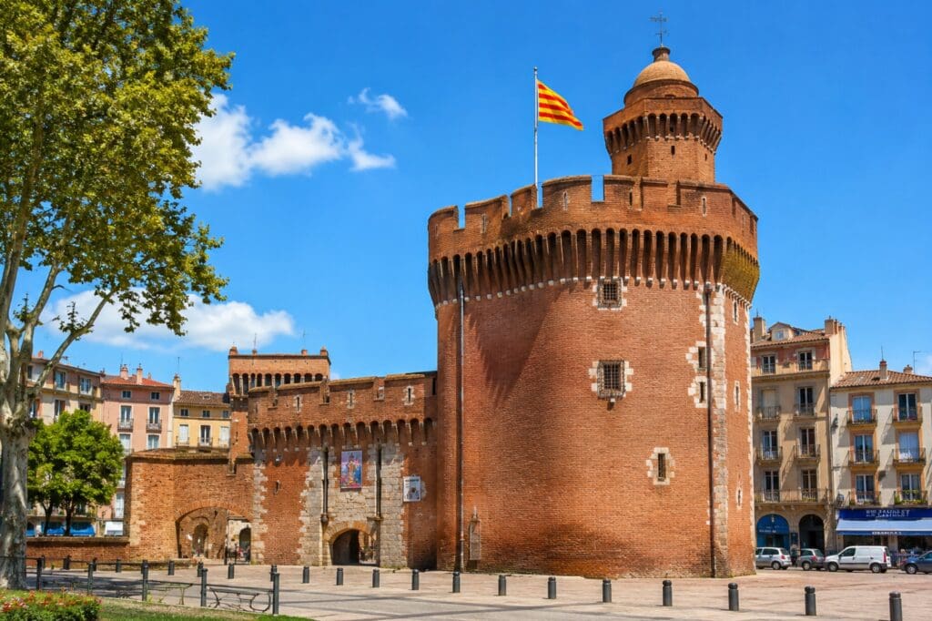 Castillet de Perpignan sous le ciel bleu du Midi