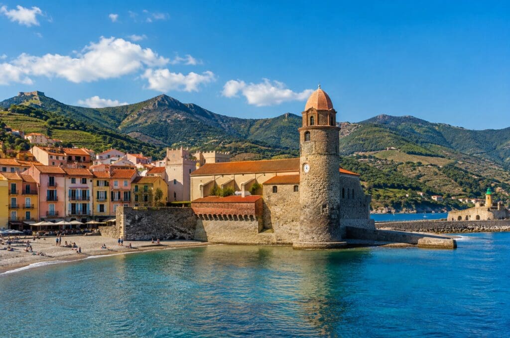 Collioure avec son clocher, son front de mer et les reliefs de la Côte Vermeille