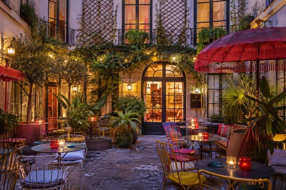 Cour intérieure de l’Hôtel Jules & Jim dans le Marais à Paris
