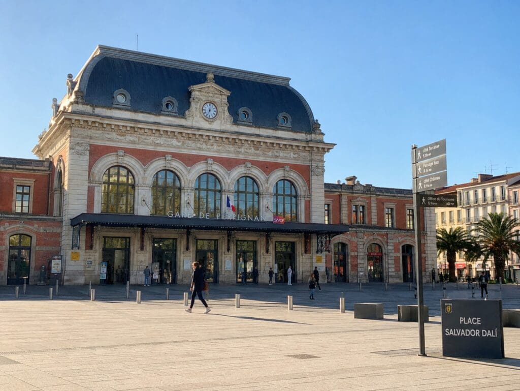 Gare de Perpignan et de la place Salvador-Dalí par une matinée ensoleillée
