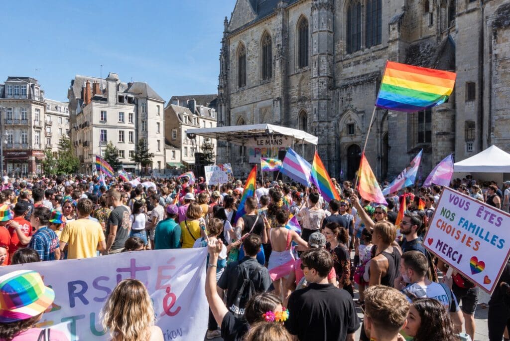 Marche des Fiertés  dans le centre (Le Mans)