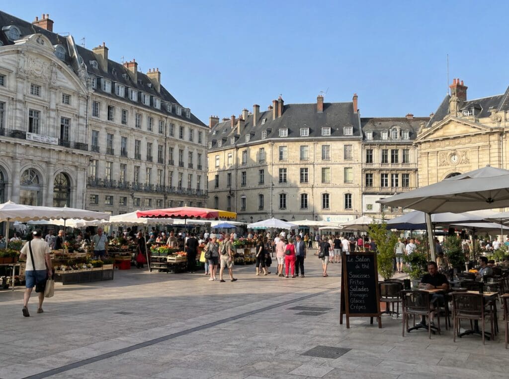 Place de la Révolution un matin de marché, avec ses terrasses et ses façades historiques (Besançon)