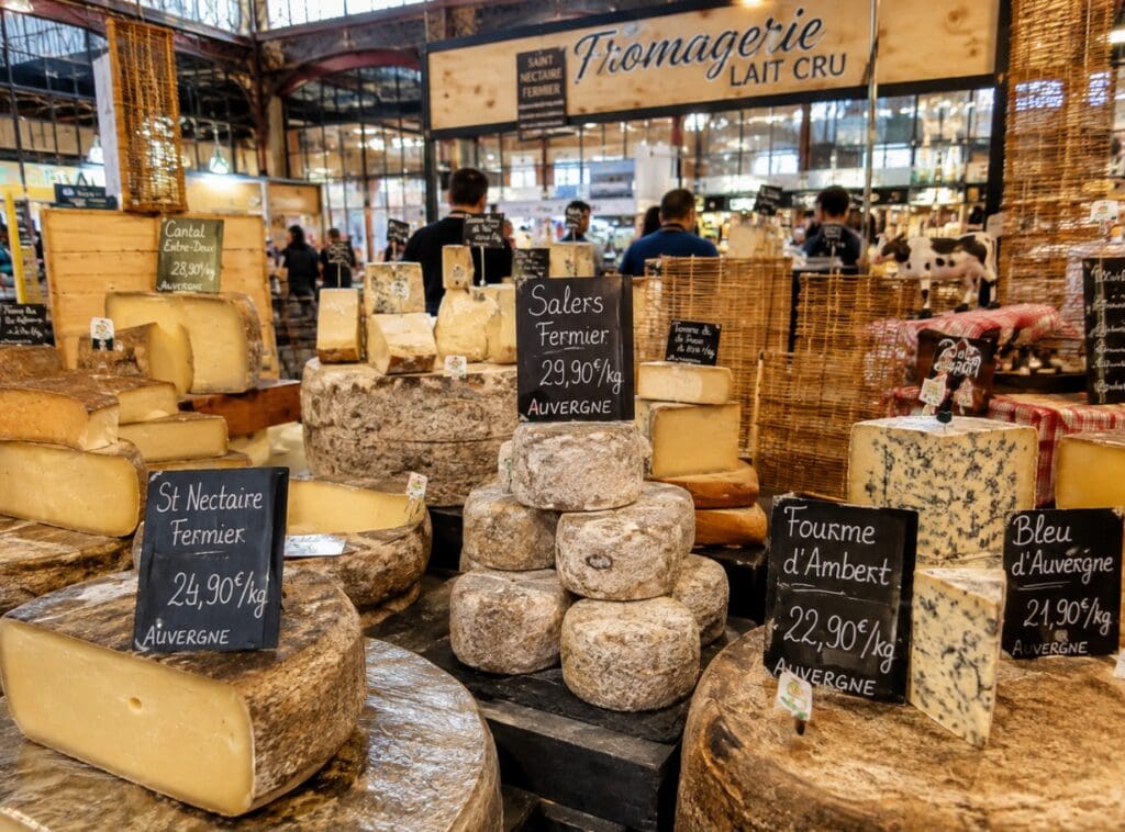 étal de fromages à la Halle Saint-Pierre (clermont ferrant)