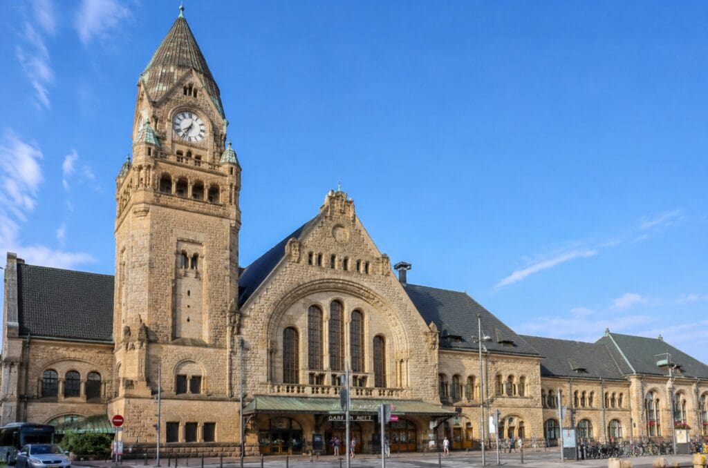 façade monumentale de la Gare de Metz-Ville, avec sa tour et ses volumes néo-romans