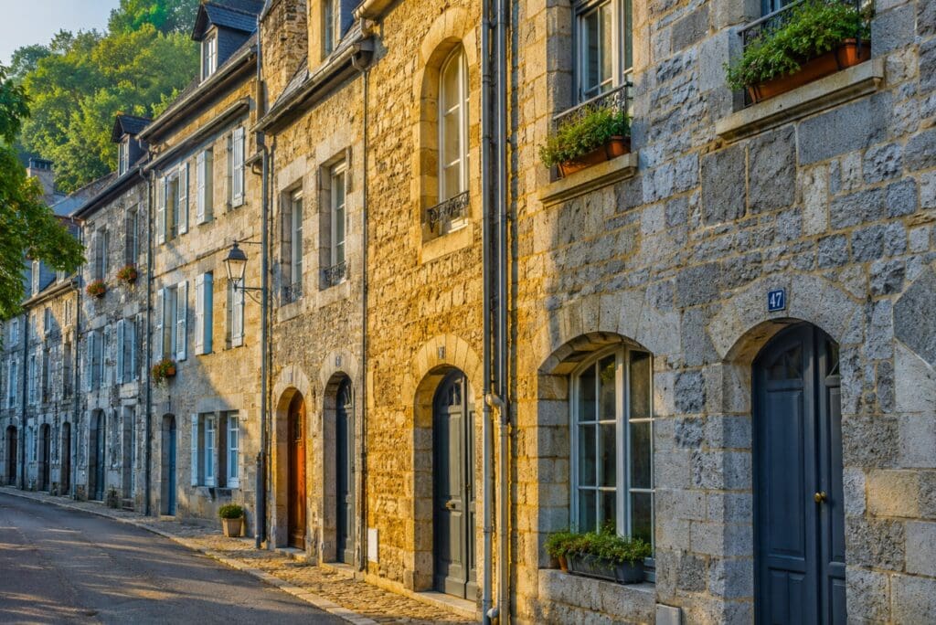 façades en pierre de Chailluz dans La Boucle, avec leurs nuances grises, bleutées et dorées