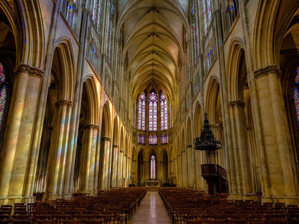 nef de la cathédrale Saint-Étienne (Metz) et de ses vitraux colorés