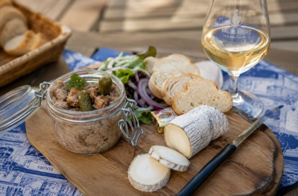 photo d’une planche tourangelle avec rillons, Sainte-Maure-de-Touraine, pain et verre de vin de Loire