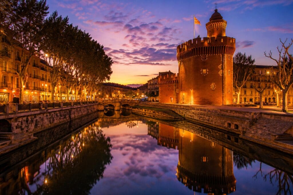 quais de la Basse au crépuscule, avec le Castillet reflété dans l'eau