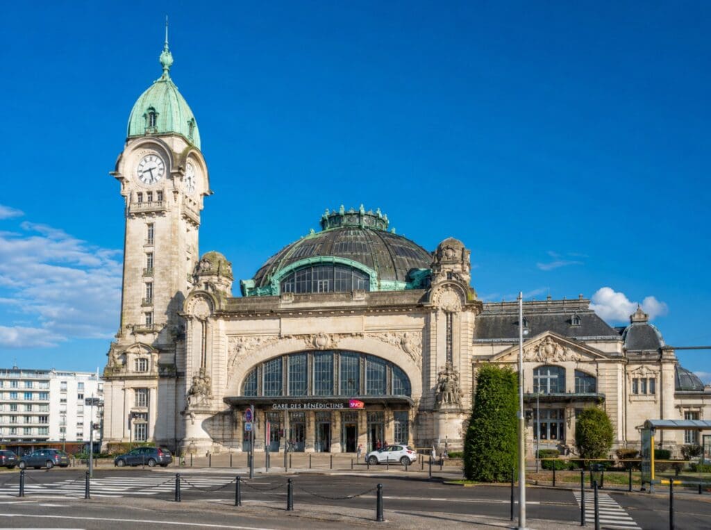 silhouette majestueuse de la Gare des Bénédictins s’élevant sous le soleil (Limoge)
