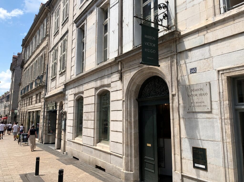 une photo de la façade de la Maison Victor Hugo dans la Grande Rue de Besançon