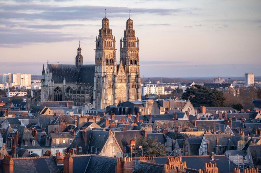 une photo de la façade de la cathédrale Saint-Gatien de Tours dans une lumière douce de fin d’après-midi