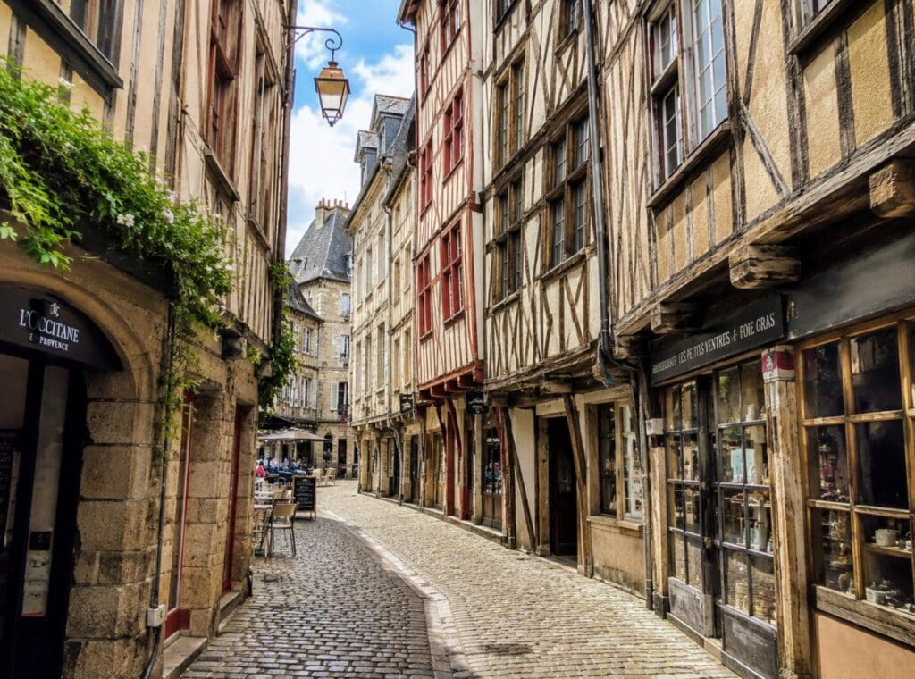 une photo de la rue de la Boucherie (Limoge) , avec ses maisons à pans de bois et ses pavés