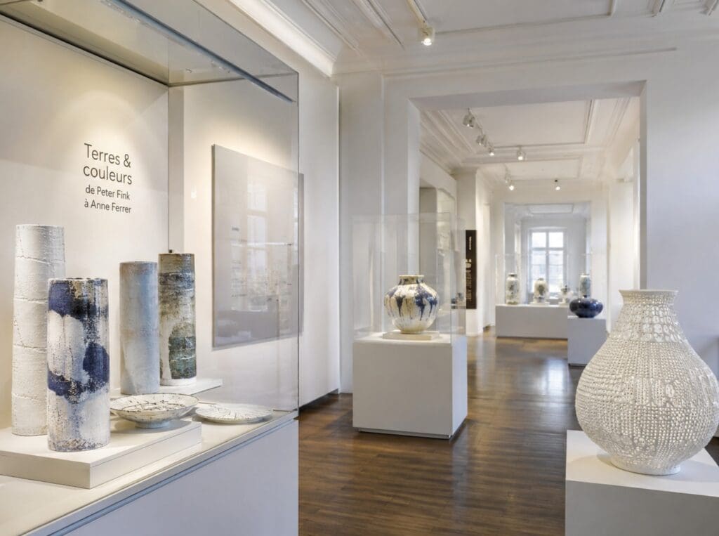 une photo de porcelaines contemporaines présentées dans les galeries lumineuses du Musée national Adrien Dubouché