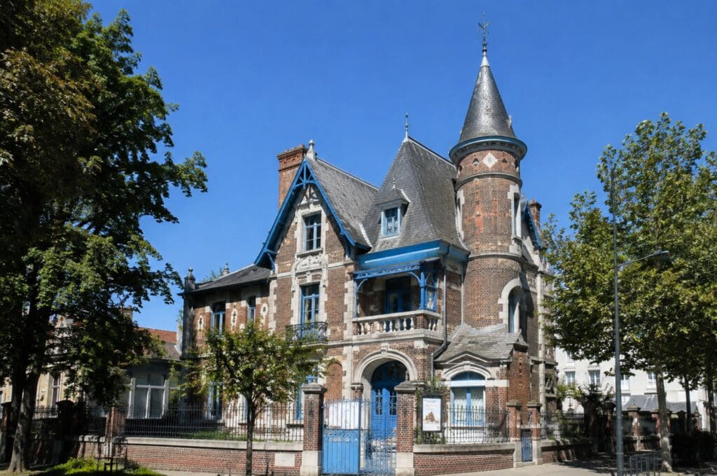 une photo extérieure de la Maison de Jules Verne avec sa célèbre tour (Amiens)