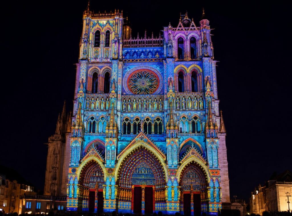une photo nocturne de Chroma projeté sur la façade de la cathédrale Notre-Dame d’Amiens